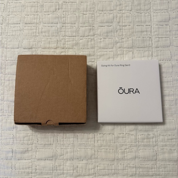 Oura Gold Smart Ring - Picture 5 of 8